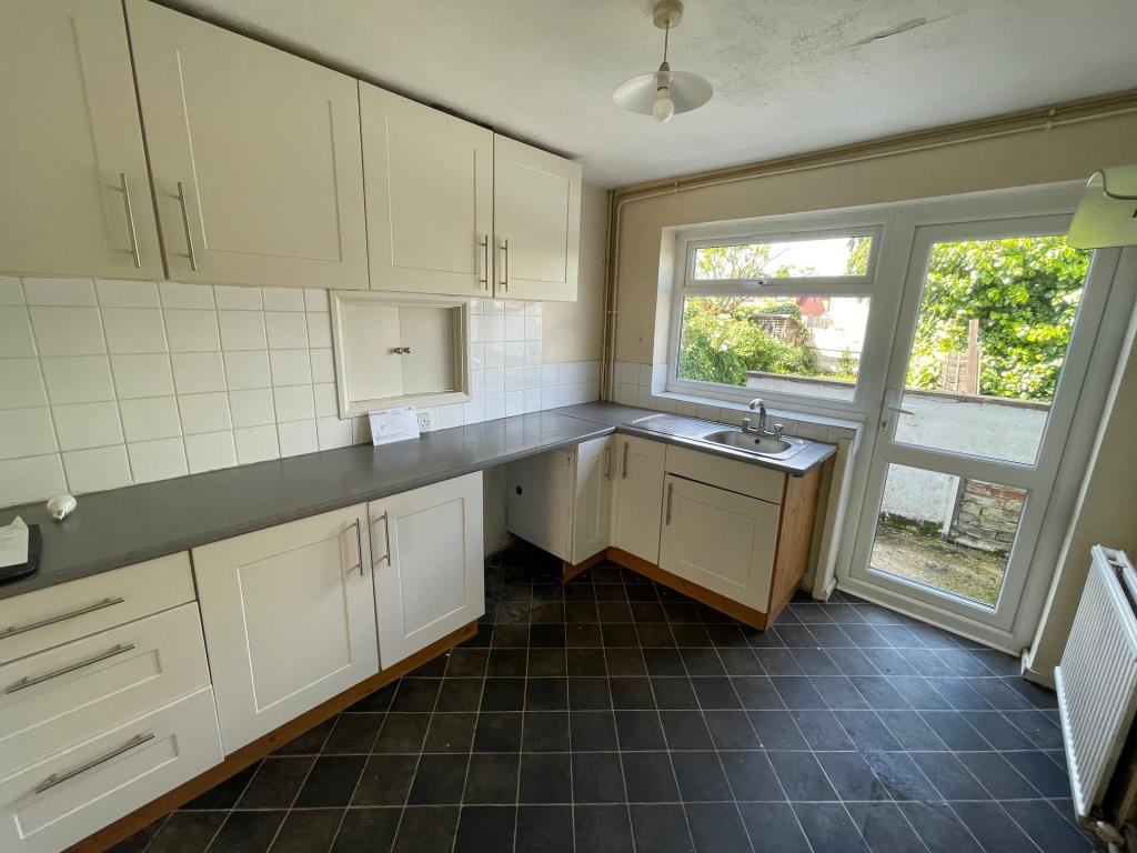 Lot: 178 - SEMI-DETACHED HOUSE FOR IMPROVEMENT - Kitchen area with serving hatch and door to rear garden